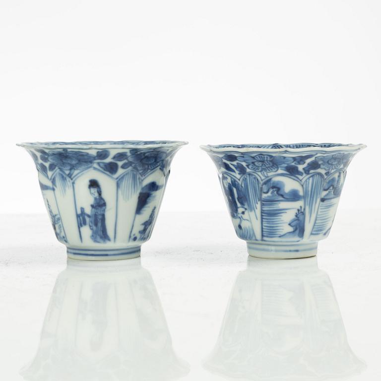 Koppar, två stycken, samt fat, porslin, Kina, Qingdynastin, Kangxi (1662-1722).