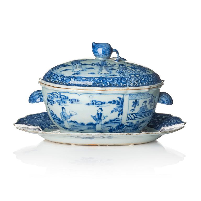 A blue and white tureen with cover and stand, Qing dynasty, Qianlong (1736-95).