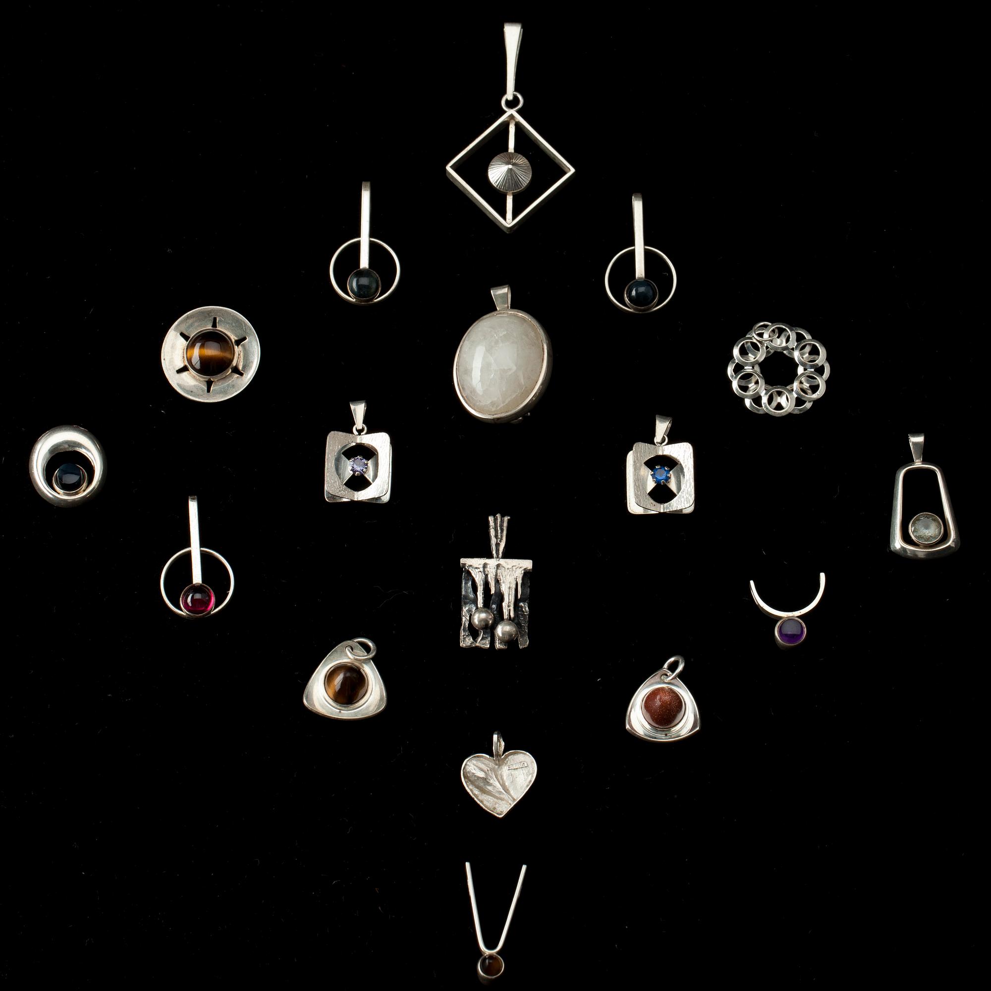 HÄNGEN, 17 st. silver med olika stenar, finska stämplar, 1900-talets senare hälft.