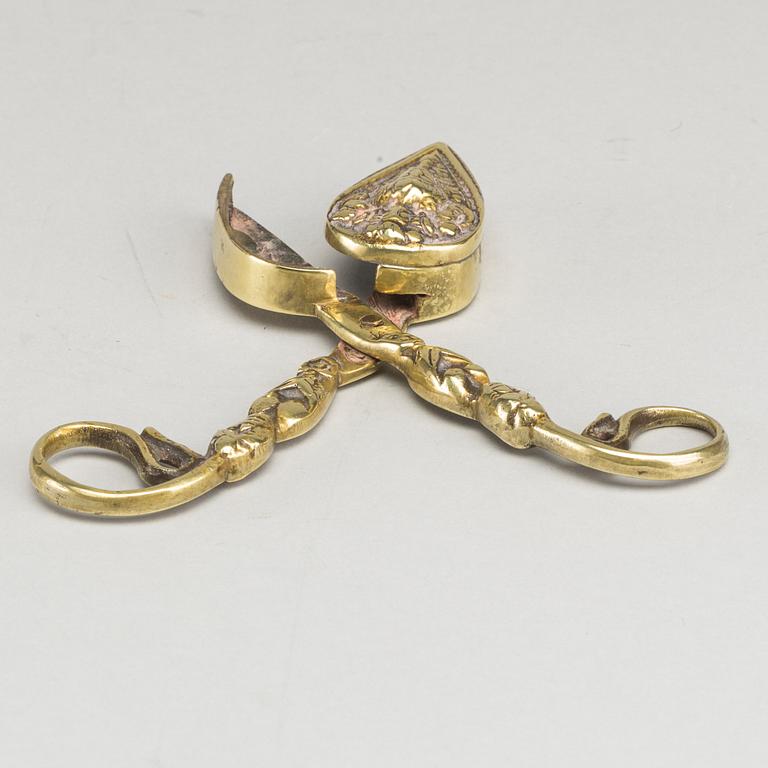 Candle wick-trimming scissors, 18th century.