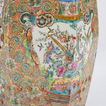 A Chinese Canton porcelain garden seat, around 1900.