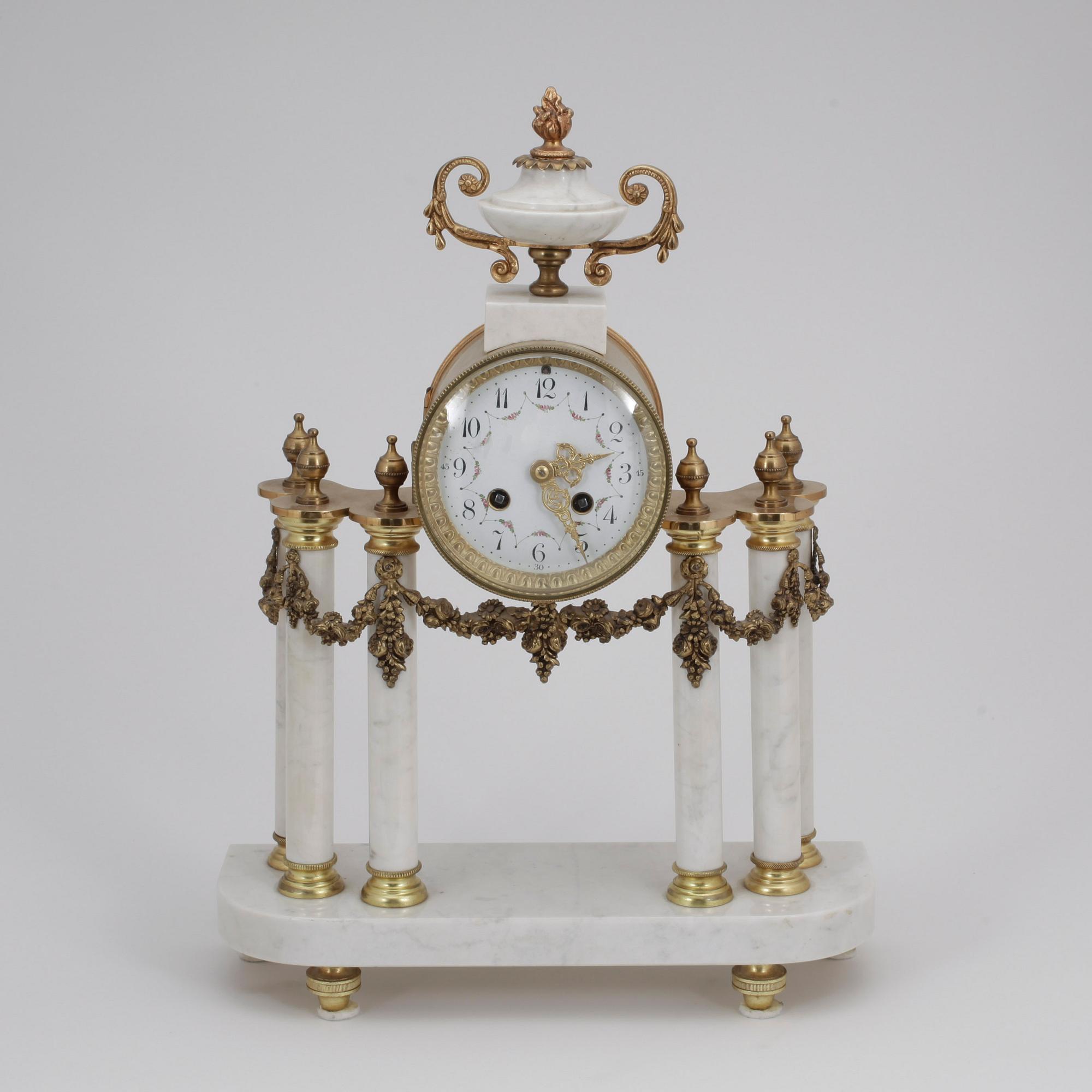BORDSPENDYL, Louis XVI-stil, 1900-talets första hälft.