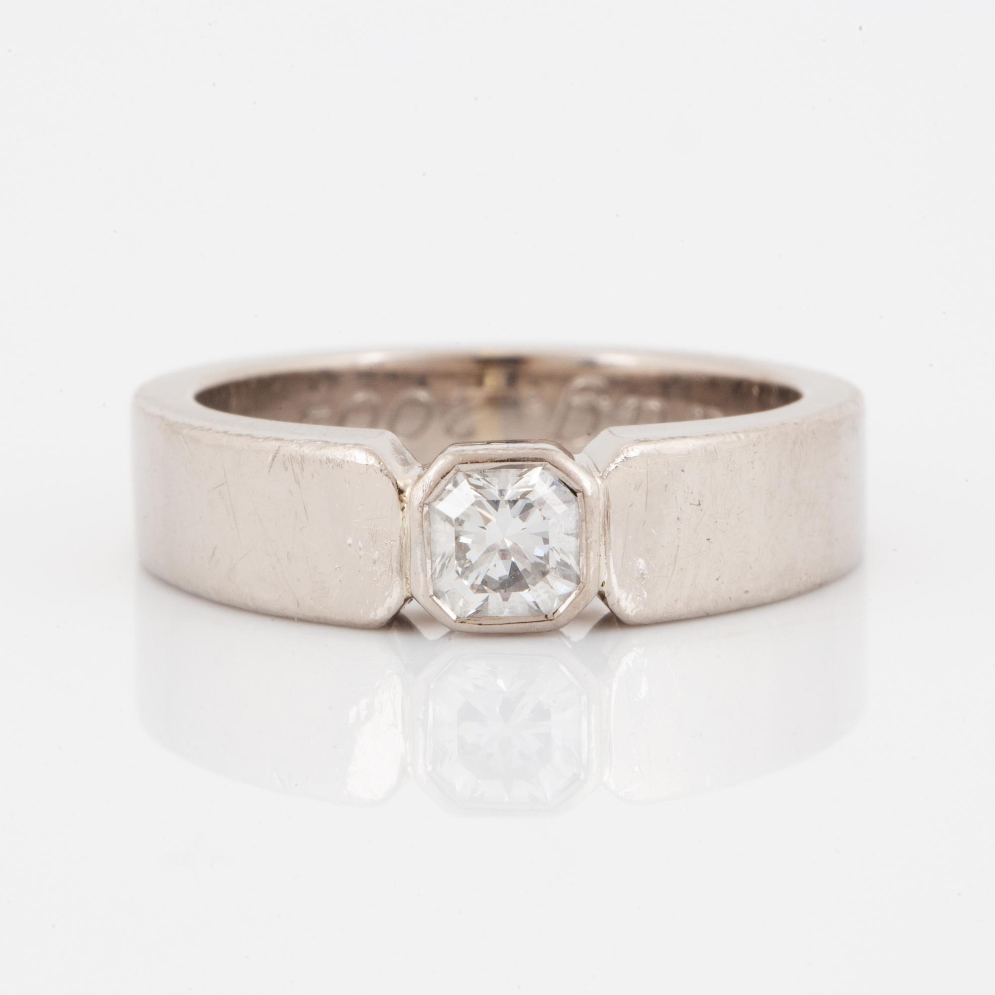 Flander-cut diamond ring.