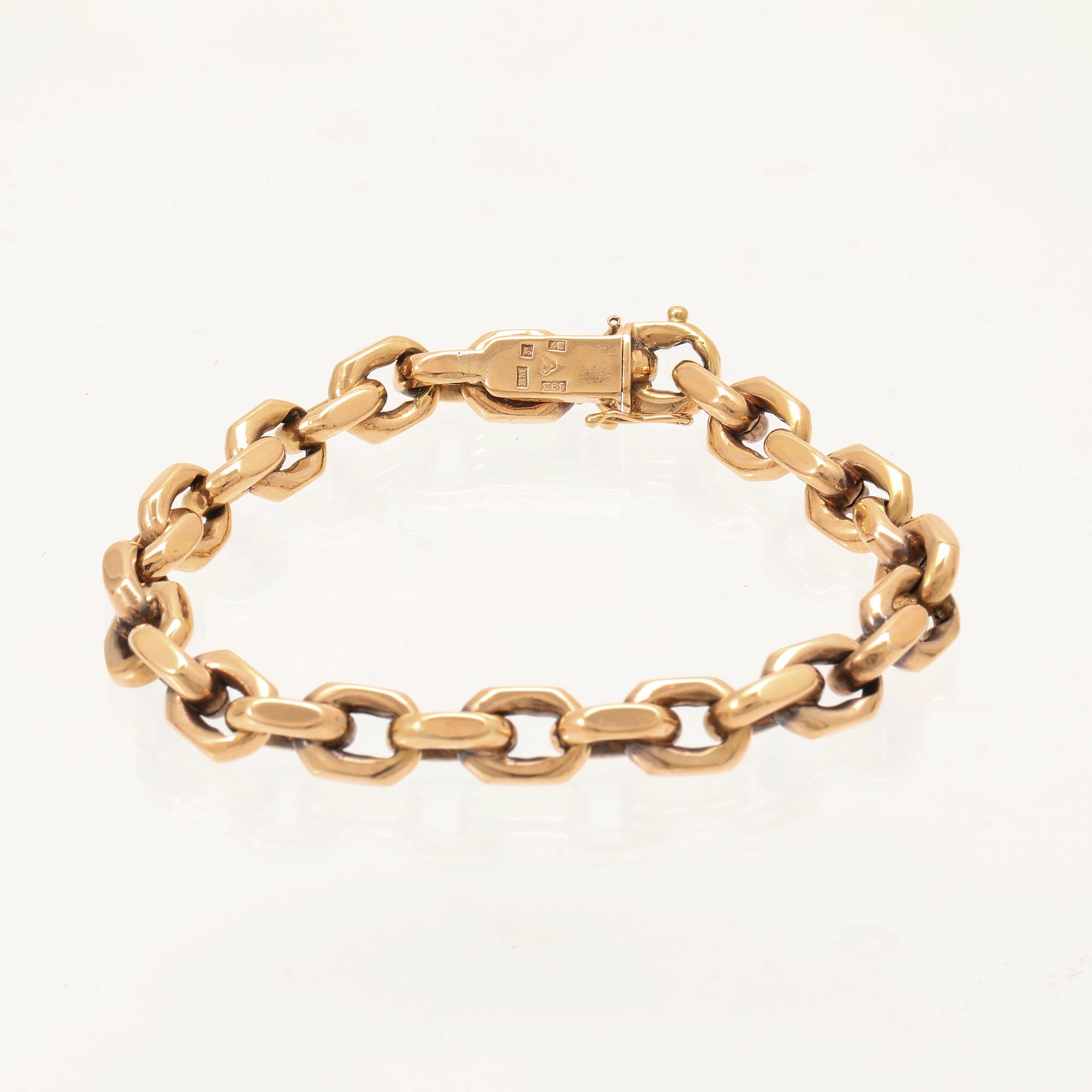 An 18K gold anchor link bracelet.