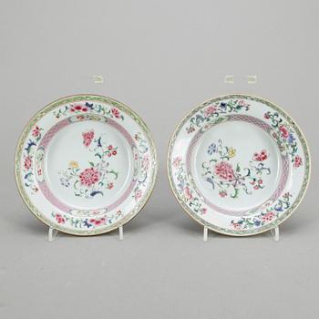 BÄRTALLRIKAR, ett par. Qing dynastin. 1700-tal.