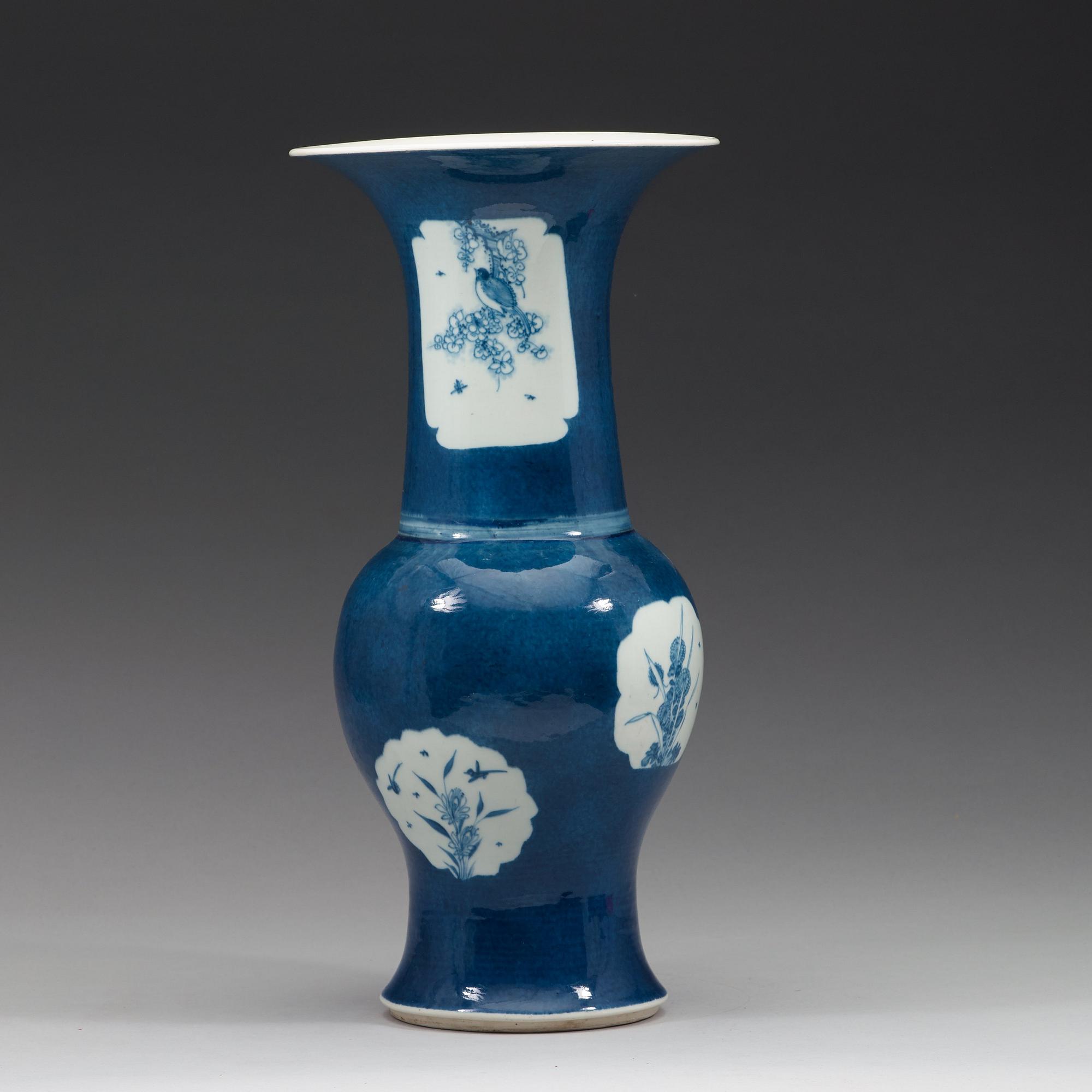 A powder blue vase, Qing dynasty, 19th century.