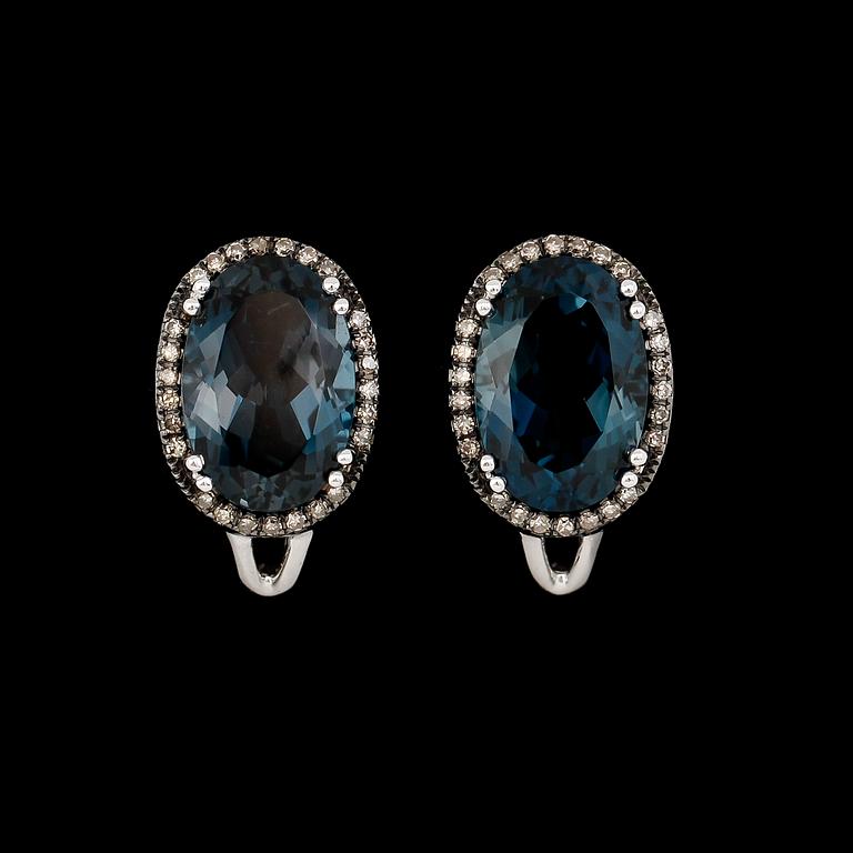 ÖRHÄNGEN, 1 par, 14K vitguld, blå topaser samt diamanter. Enligt uppgift London.