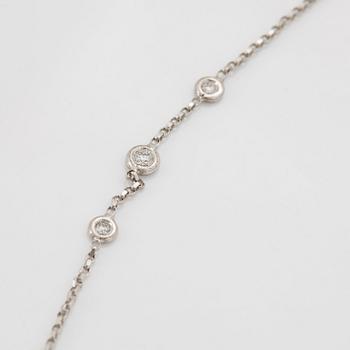 A diamond long chain in 18K white gold set with round brilliant-cut diamonds.