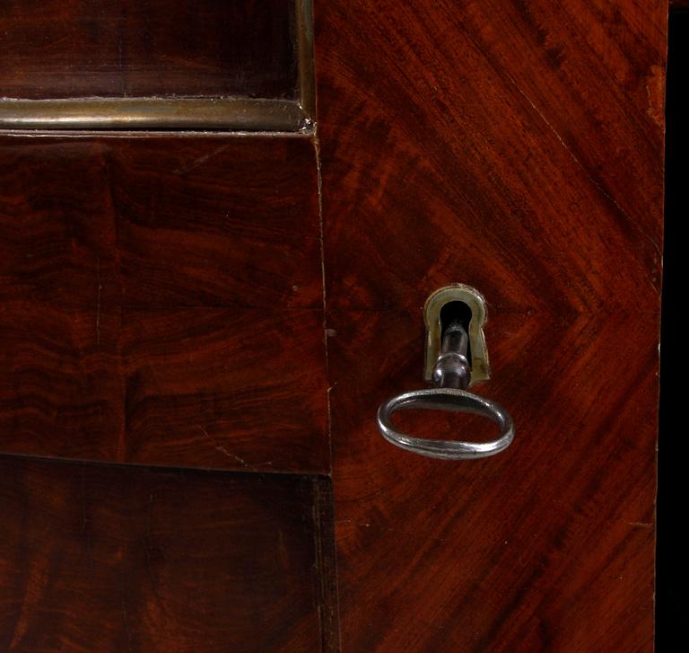 HÖRNSKÅP, sannolikt stockholmsarbete, Karl Johan, 1800-talets första hälft.