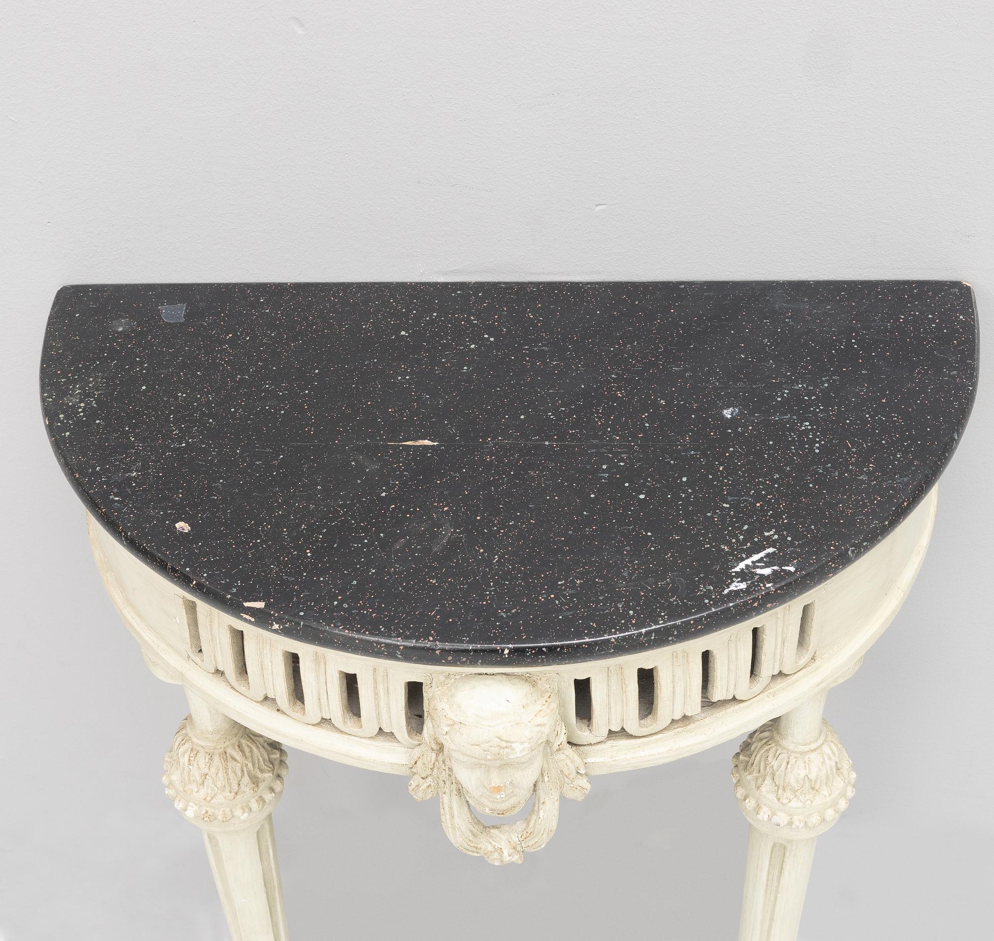 Konsolbord, sengustavianskt, omkring år 1800.