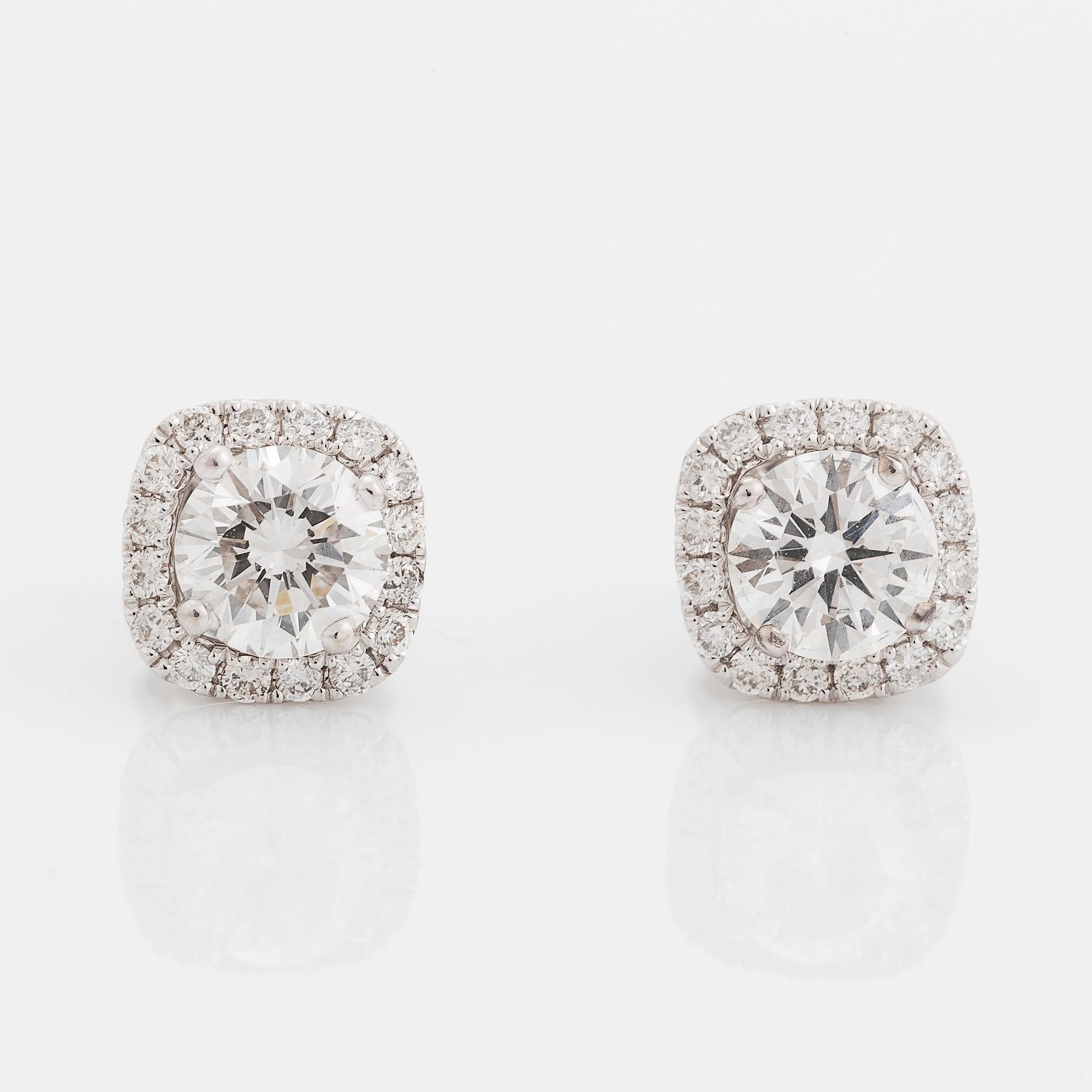 Ett par örhängen 18K vitguld med runda briljantslipade diamanter totalvikt 1.04 ct kvalitet E vs1 och E si2.