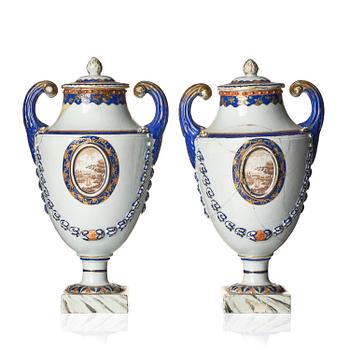 237. Urnor, ett par, kompaniporslin. Qingdynastin, Qianlong (1736-95).