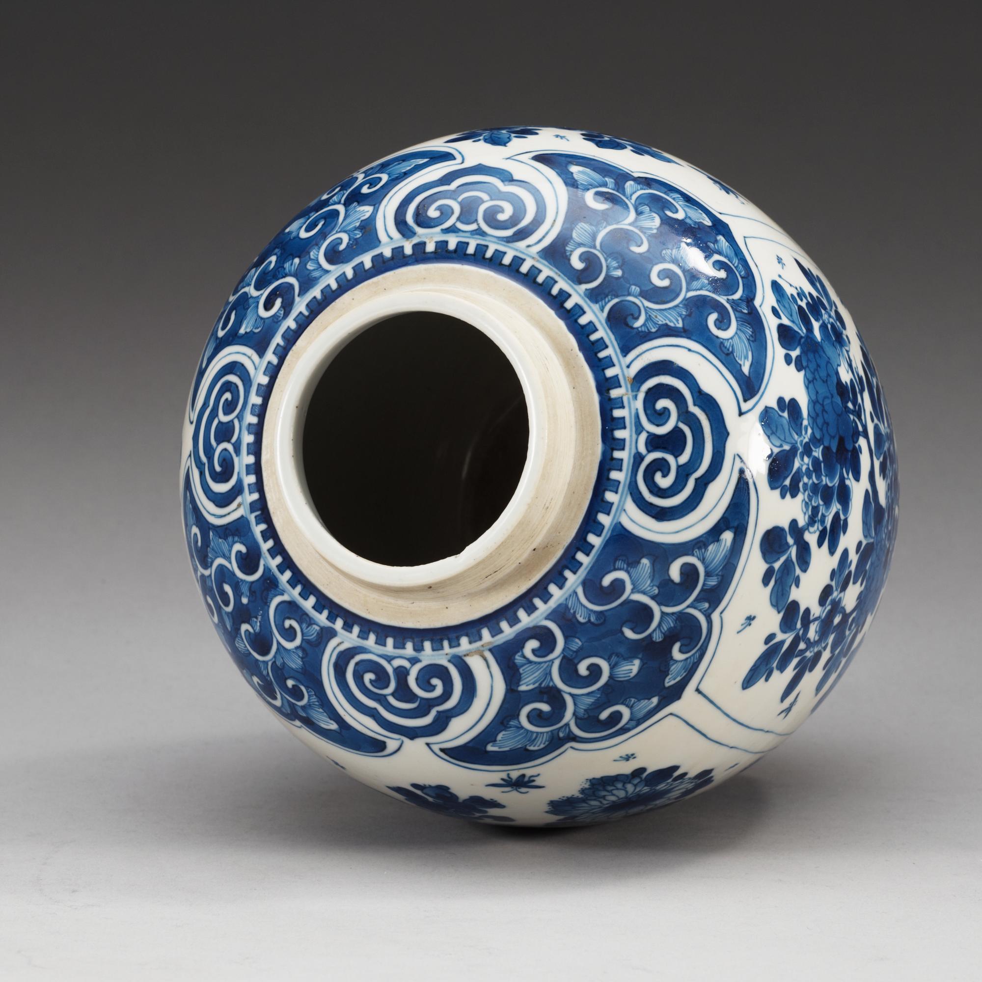 A blue and white jar, Qing dynasty, Kangxi (1662-1722).