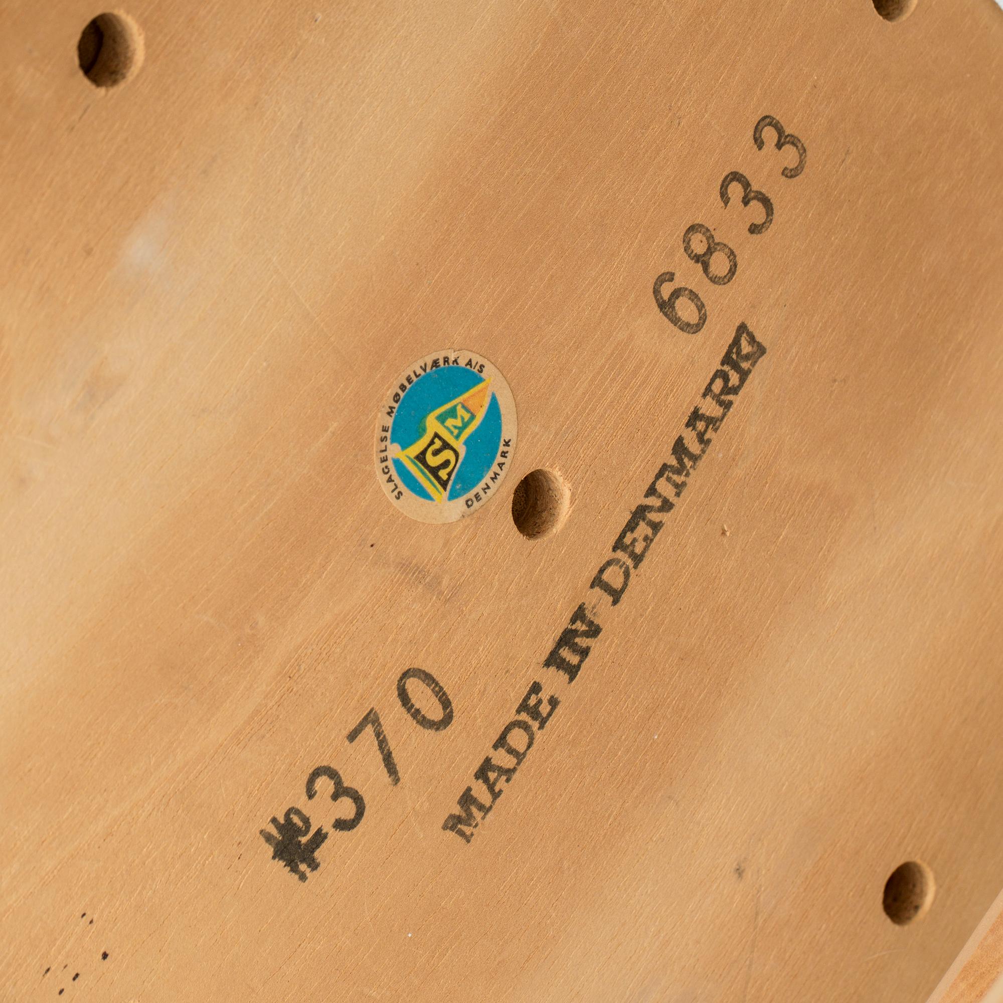 STOLAR, ett par, "Boomerang / 370", Alfred Christensen, för Slagelse möbelverk, Danmark, 1960-tal.