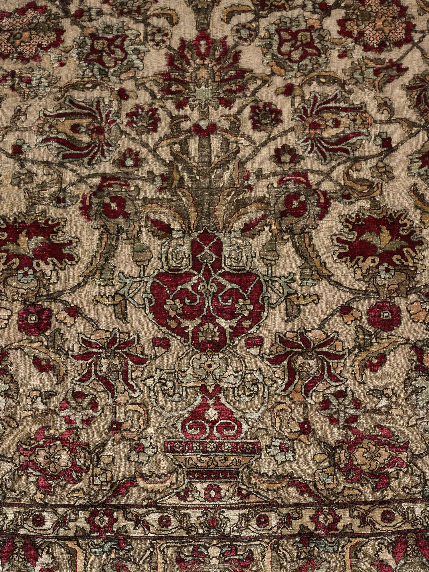 Matta, antik silke metallbroscherad Keshan, sannolikt omkring 1910, ca 200-202,5 x 129-131 cm.