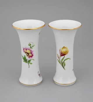 VASER, ett par, porslin, Meissen, 1900-talets andra hälft.
