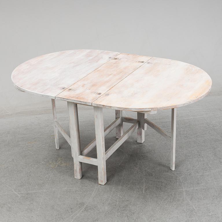 A painted pine gate-leg table, 19th Century.