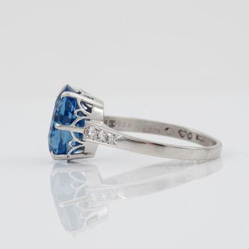 RING med safir ca 5.50 ct samt åttkantsslipade diamanter totalt ca 0.13 ct.