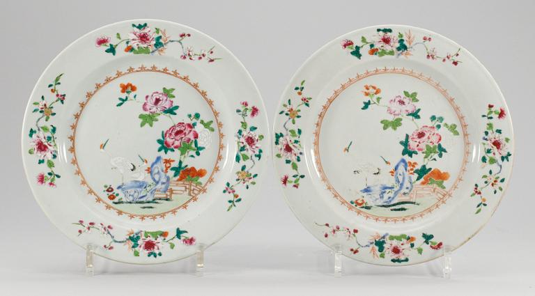 TALLRIKAR, ett par, porslin. Qing dynastin. Qianlong (1736-95).