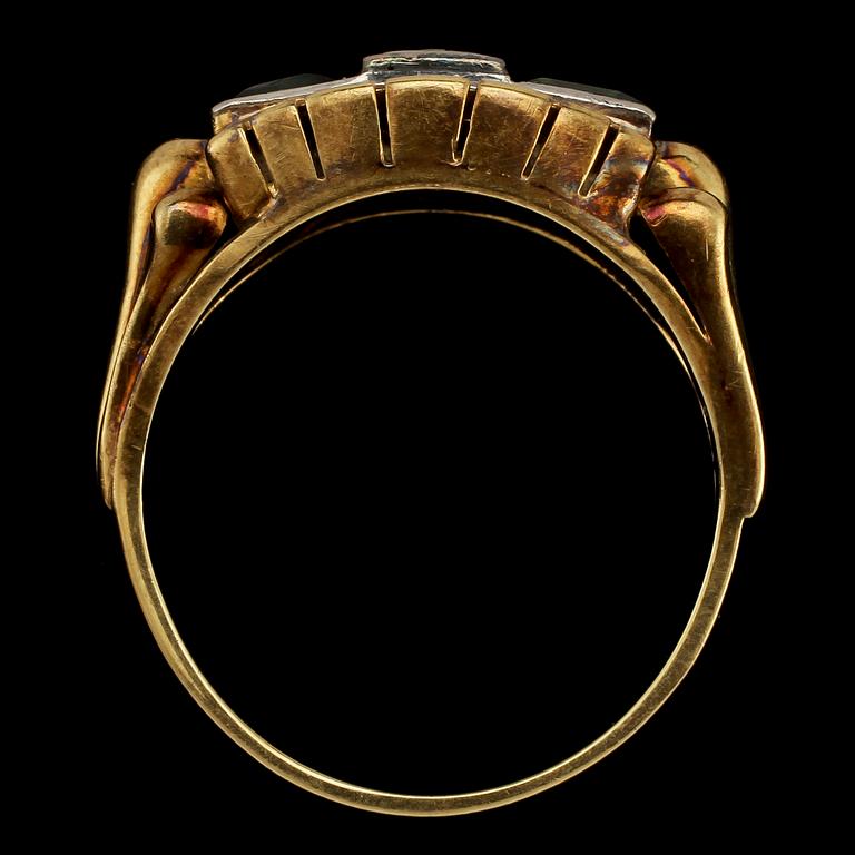RING, 14k guld med fasettslipad diamant samt 2 gröna trappslipade stenar. Vikt 4 g.