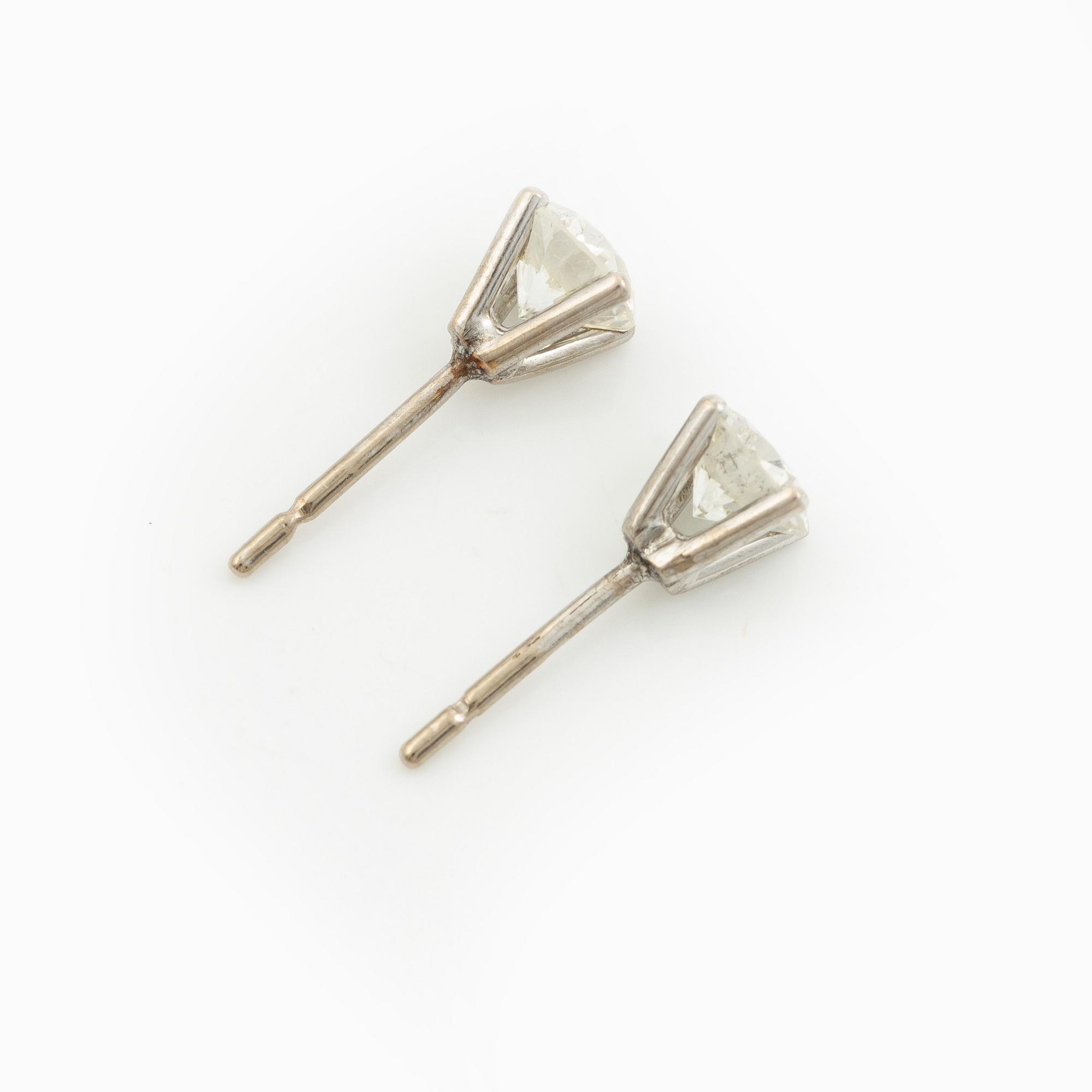Earrings, single-stone earrings in white gold set with round brilliant-cut diamonds.