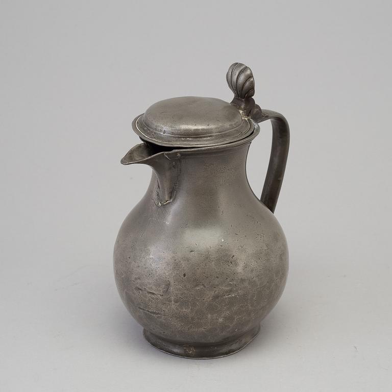 A PEWTER WINE JUG, 17th/18th century.