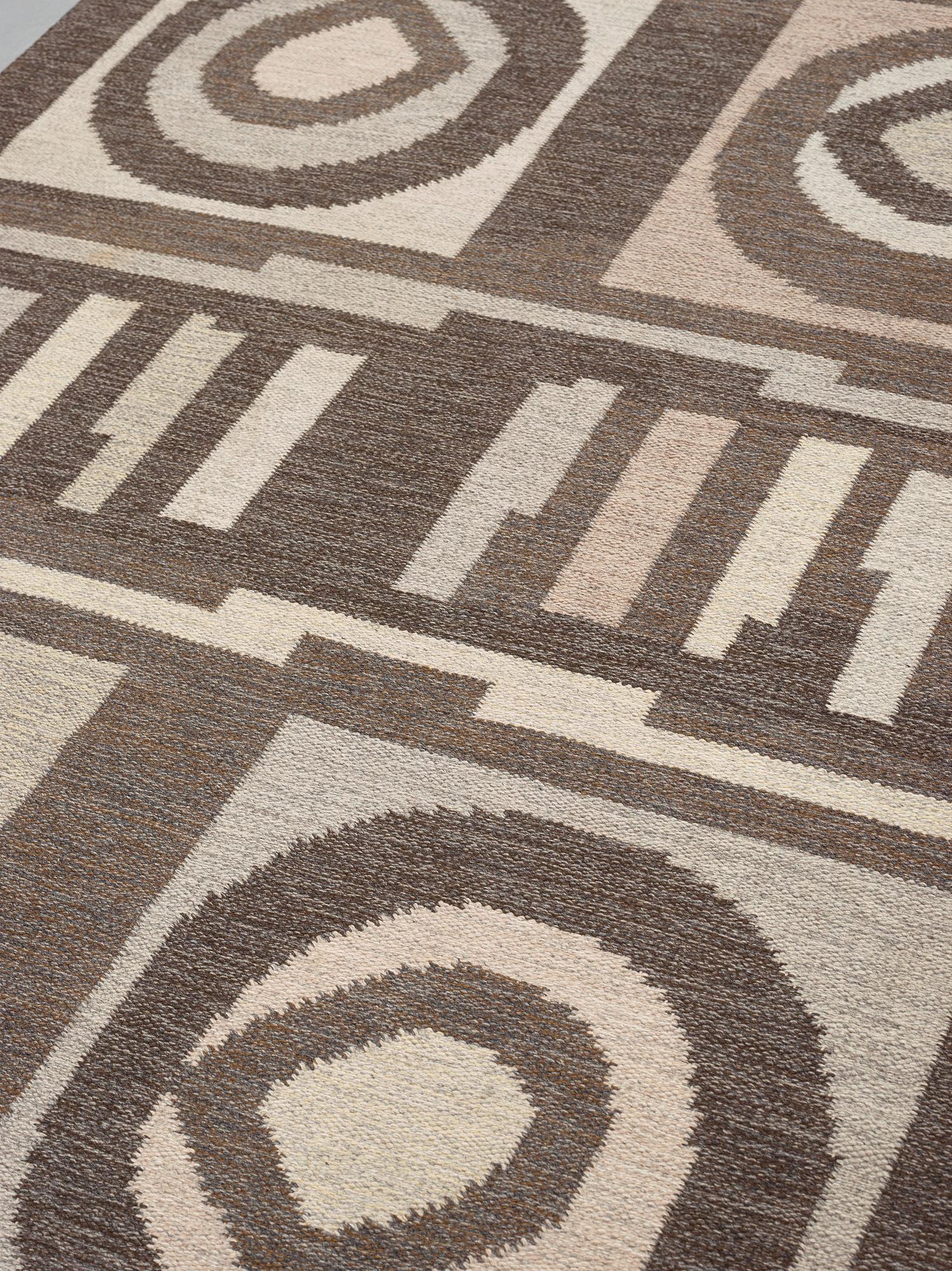 CARPET. Flat weave. 242,5 x 170,5 cm. Signed GBJ as well as a weavers signature in the form of a light blue square.