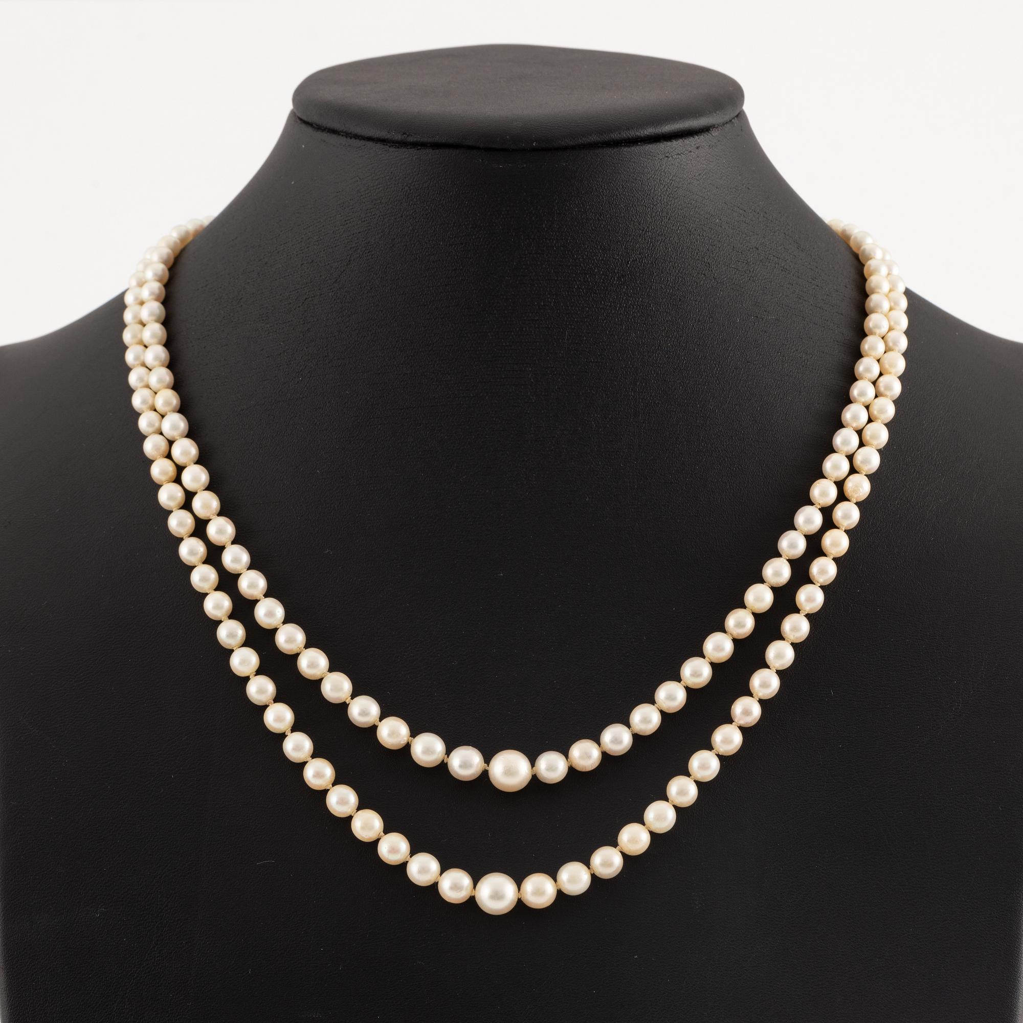 Pärlcollier, tvåradigt med doserade odlade pärlor, lås 18K guld med cabochonslipad grön turmalin och pärlor.