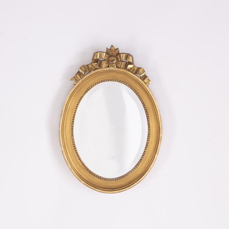 A pair of Gustavian style giltwood and parcel-gilt mirrors from around year 1900.