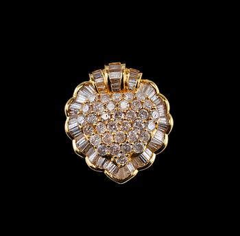 A RING, 98 brilliant and baguette cut diamonds c. 2.5 ct. 18K gold. Size 17-, weight 9 g.