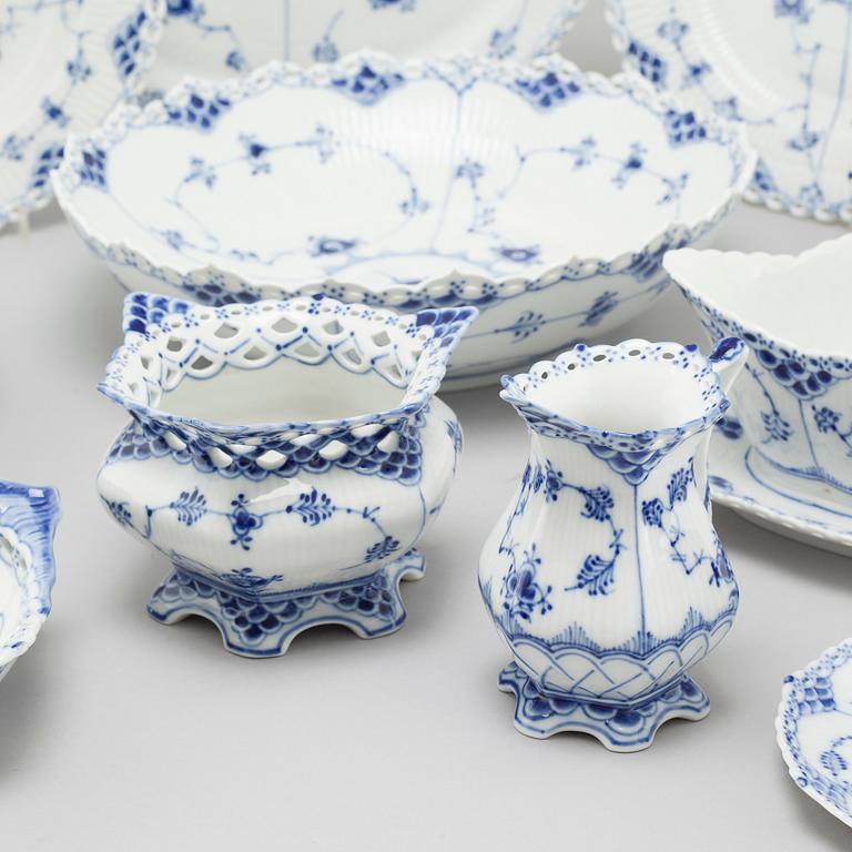 59 pieces of "Musselmalet" porcelain tableware, Royal Copenhagen, 20th century.