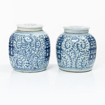A pair of Chinese blue and white porcelain jars with covers, late Qing dynasty/around 1900.