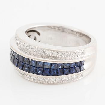 Ring in 18K white gold set with carré-cut sapphires and brilliant-cut diamonds.