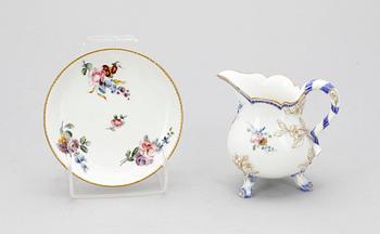 GRÄDDKANNA MED FAT, porslin, rokoko, Sèvresliknande märke, 1700-tal.