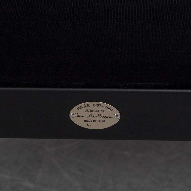 Bruno Mathsson, fåtölj med fotpall, "Ingrid", DUX. Jubileumsutgåva 2007. Plakettmärkta.