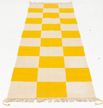 Gallerimatta, ca 344 x 89 cm.