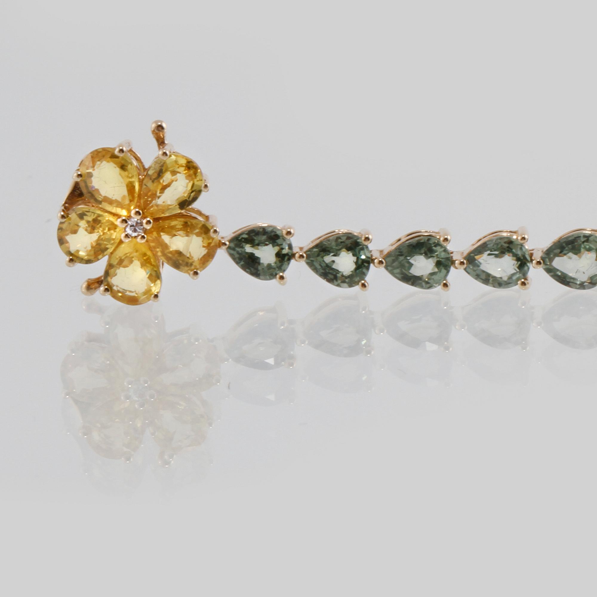 ARMBAND, 18K guld med droppslipade safirer 13.33 ct samt briljantslipad diamant 0.02 ct. Vikt 11,6 gram.