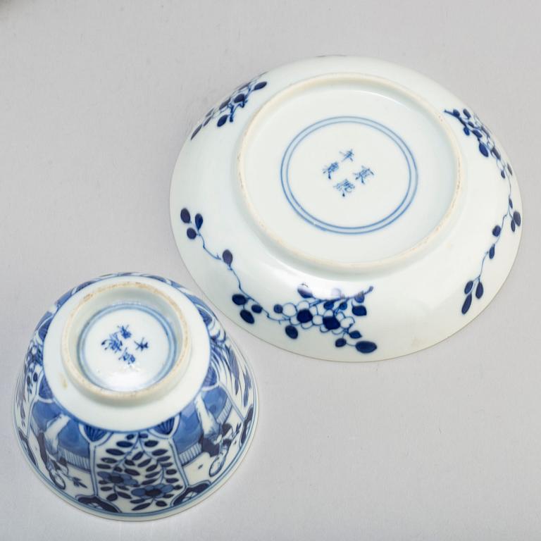 Five blue and white cups with six dishes, Qing dynasty, circa 1900.