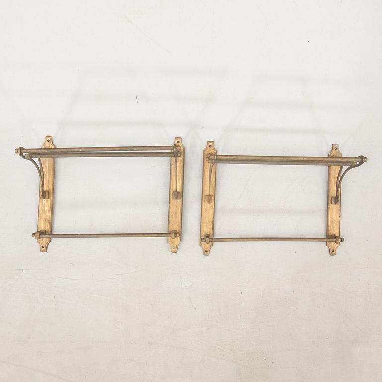 Hatthyllor ett par 1900-talets första hälft.