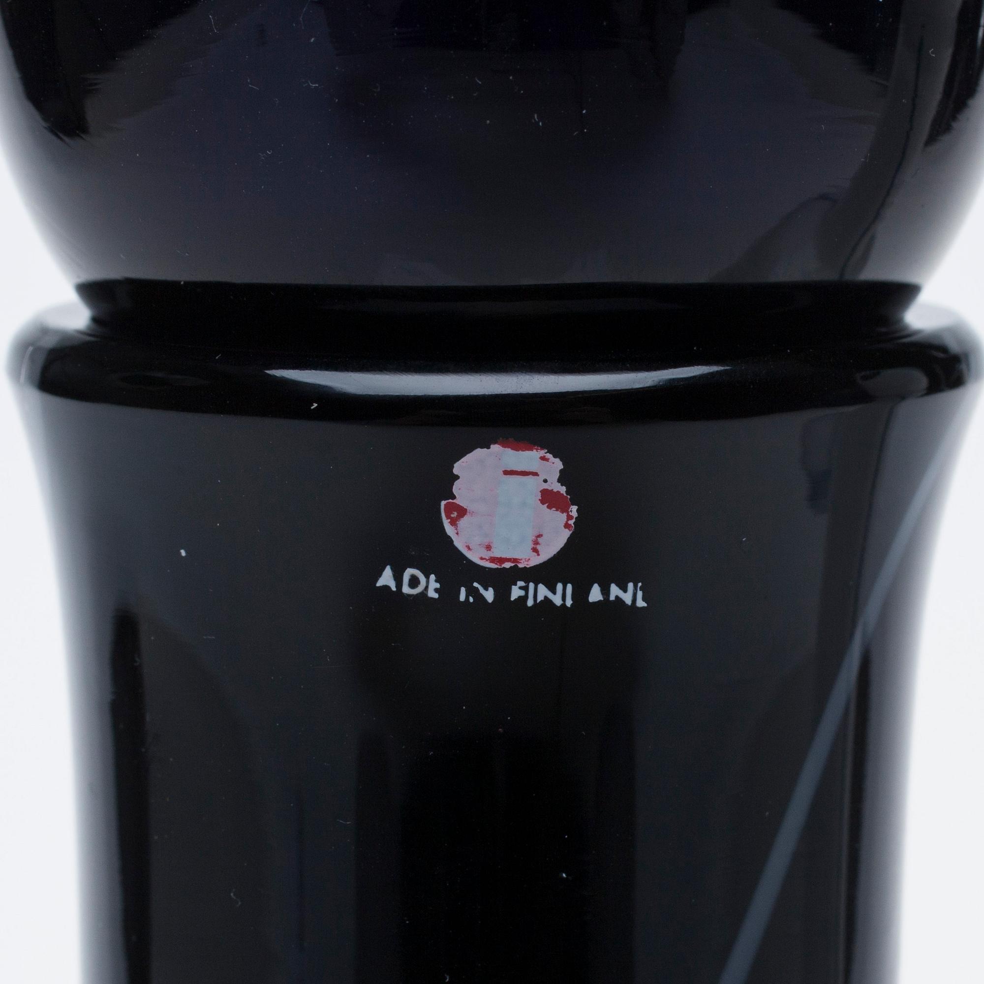 KARAFFER, 2 st, glas, "Blues" signerade Timo Sarpaneva, 21/185 resp. 132/1985. Iittala.