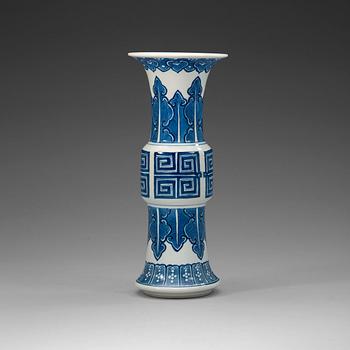 457. A blue and white Gu shaped vase, late Qing dynasty (1644-1912).