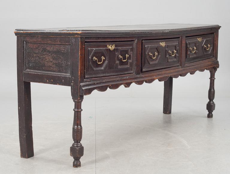 SIDEBOARD. Senbarock, England, omkring 1700.