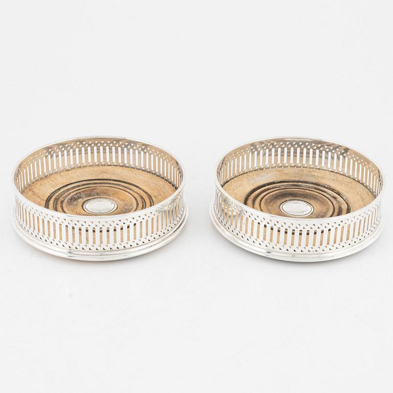 Underlägg, ett par, silver och trä, M.C. Hersey & Son Ltd, London, England, 1995.