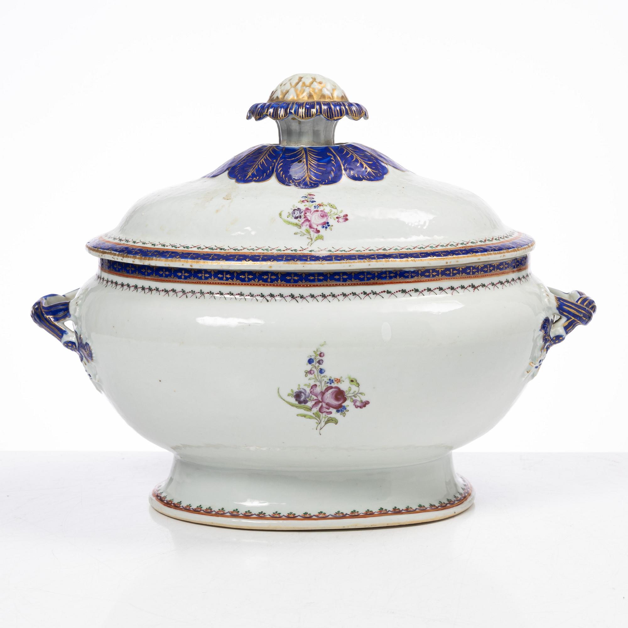 Terrin med lock och fat, kompaniporslin, Kina, Qingdynastin, omkring 1800.