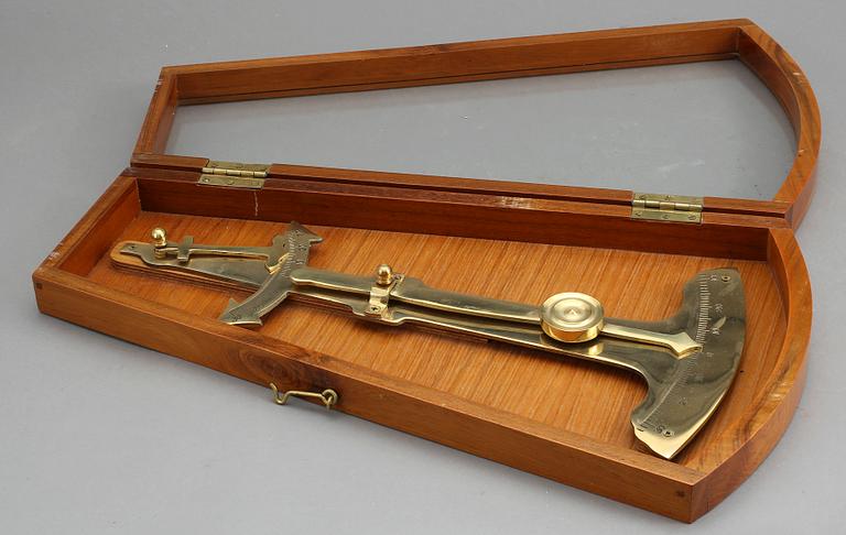 NAUTISKT INSTRUMENT I FODRAL, mässing, modern tillverkning.