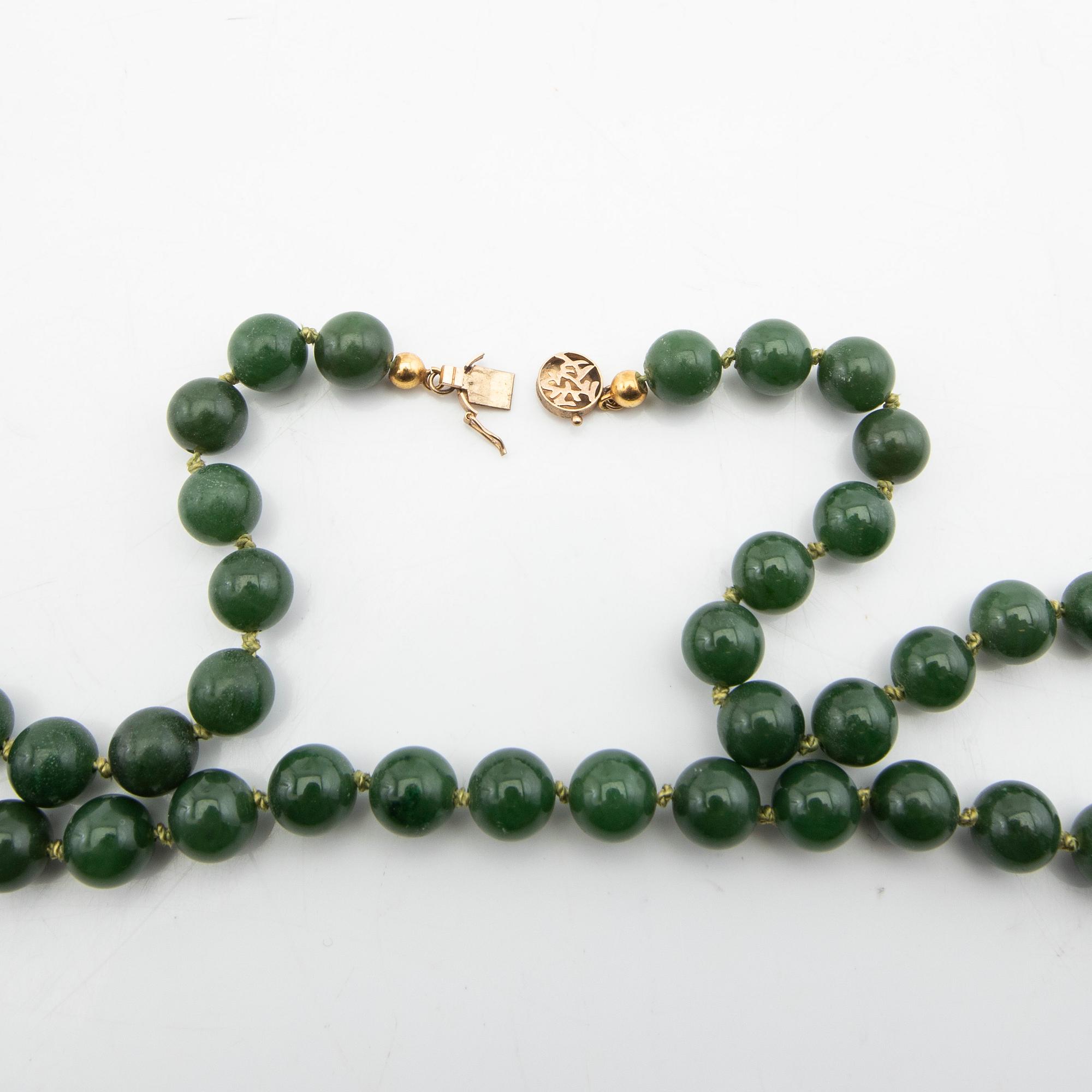 Collier, grön sten och lås i 14K guld.