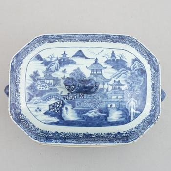 A blue and white tureen with cover and stand, Qing dynasty, Qianlong (1736-95).