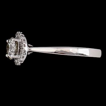 RING, 18K vitguld, diamanter tot ca 0.82 ct. Total vikt ca 3 g.
