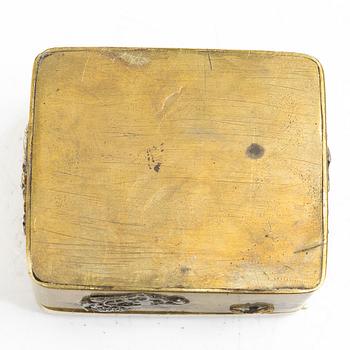 A small Japanese gilt copper box with cover and a porcelain dish, 19th century.