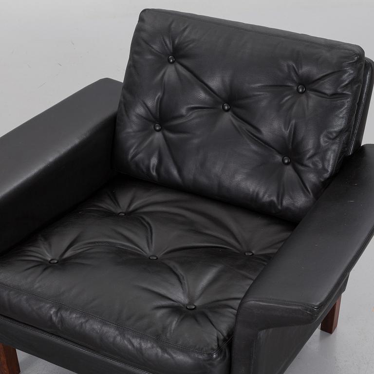 A PAIR OF BLACK LEATHER EASY CHAIRS, 1960's/1970's.